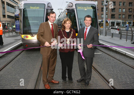 (Von links) der RPA-Chef Frank Allen, der Bürgermeister von Dublin, Emer Costello, und Verkehrsminister Noel Dempsey stellen die neue Erweiterung der Luas Docklands vor, die ab heute von Busaras zum Point Village im Stadtzentrum von Dublin führen wird. Stockfoto