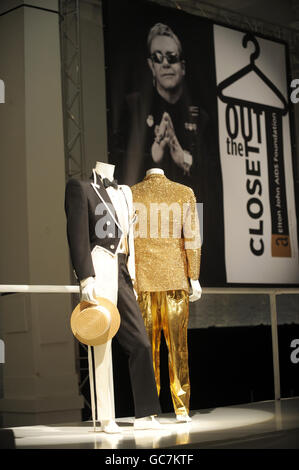Elton John und David statten die Markteinführung „Out the Closet“ aus - London. Kleidung beim Start von Out the Closet, einem Pop-up-Shop in Covent Garden, im Zentrum von London. Stockfoto
