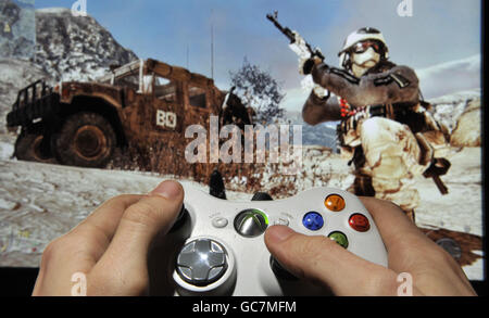 Eine Person spielt Call of Duty Modern Warfare 2 auf der Xbox 360. Stockfoto