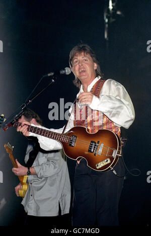 PAUL MCCARTNEY AUF DER BÜHNE IN DER LONDONER DOCKLANDS ARENA ZUM AUFTAKT SEINER TOUR. Stockfoto