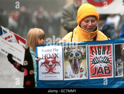 Demonstranten marschieren in einer "Anti-Schweinegrippe" zum schottischen Parlament Impfprotest entlang der Royal Mile Edinburgh Stockfoto