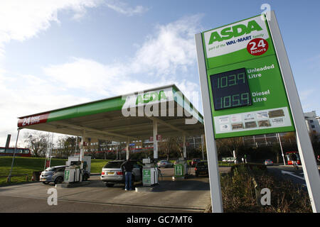 Eine Asda-Tankstelle auf der Isle of Dogs im Osten Londons, da der Supermarkt eine Kürzung von bis zu 3 Pence pro Liter an seinen Pumpen angekündigt hat, wodurch der Benzinpreis 103.9 für bleifrei und 105.9 für Diesel liegt. Stockfoto