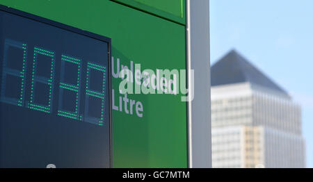 Eine Asda-Tankstelle auf der Isle of Dogs im Osten Londons, da der Supermarkt eine Kürzung von bis zu 3 Pence pro Liter an seinen Pumpen angekündigt hat, wodurch der Benzinpreis 103.9 für bleifrei und 105.9 für Diesel liegt. Stockfoto