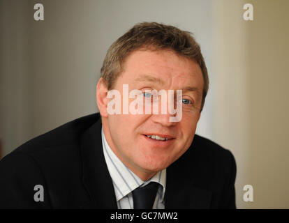 Peter, Executive Chairman von Notts County, zittert während des Coca-Cola League Two-Spiels in der Meadow Lane, Nottingham. Stockfoto