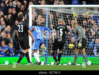 Chelsea's Didier Drogba (2. Links) Erzielt den Ausgleich an Everton-Torwart Tim Howard (rechts) Stockfoto