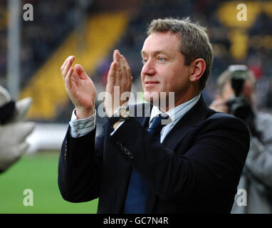 Peter zitternd, Executive Chairman von Notts County, applaudiert die Fans vor dem Start des Spiels während des Coca-Cola League Two Spiels in der Meadow Lane, Nottingham. Stockfoto