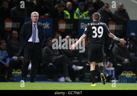 Craig Bellamy von Manchester City (rechts) zeigt seinen Unglauben gegenüber Manager Mark Hughes, nachdem Schiedsrichter Mark Clattenburg eine zweite gelbe Karte gezeigt hatte Stockfoto