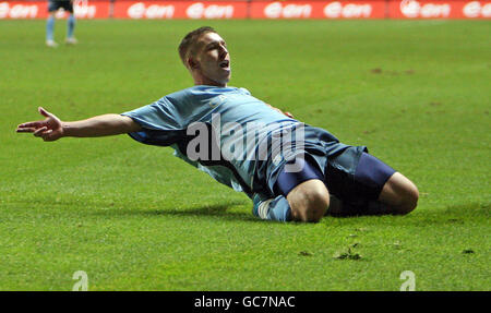 Freddie Eastwood von Coventry City feiert einen Hattrick während des Coca-Cola Championship-Spiels in der Ricoh Arena in Coventry. Stockfoto