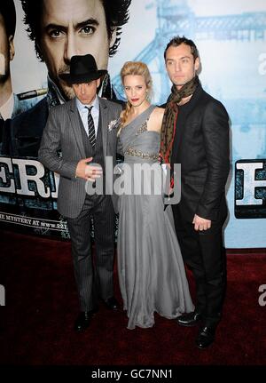 (Von links nach rechts) Robert Downey Jr, Rachel McAdams und Jude Law kommen zur Weltpremiere von Sherlock Holmes im Empire, Leicester Square, London Stockfoto