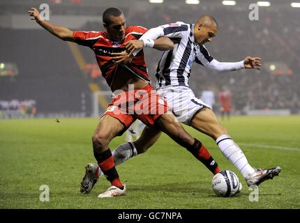 Jay Simpson (links) der Queens Park Rangers und West Bromwich Albion's Gianni Zuiverloon (rechts) kämpft um den Ball Stockfoto