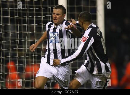 Simon Cox von West Bromwich Albion (links) feiert mit seinem Teamkollegen Jerome Thomas (rechts) nach dem Scoring ein Last-Minute-Equalizer in Verletzungszeit Stockfoto