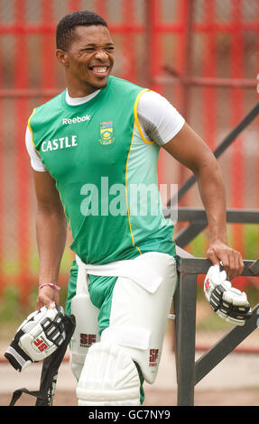 Südafrikas Makhaya Ntini während einer Netzsitzung im Centurion Park, Centurion, Südafrika. Stockfoto