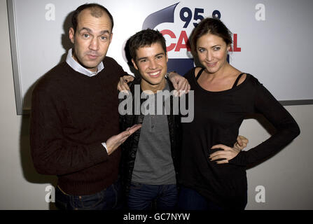 Der Gewinner von X Factor Joe McElderry (Mitte) trifft Johnny Vaughan (links) und Lisa Snowdon (rechts), als er Capital FM in den Global Radio Studios am Leicester Square im Zentrum von London besucht. Stockfoto