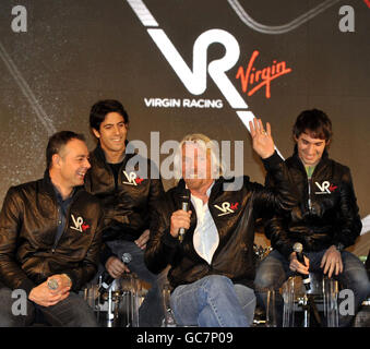 (Von links nach rechts) Technischer Direktor Nick Wirth, Fahrer Lucas di Grassi, Richard Branson und Fahrer Timo Glock beim Start des Virgin Racing Teams in Notting Hill, London. Stockfoto