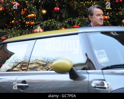 Wirtschaftsminister Lord Mandelson mit einem elektrischen MINI-E-Auto, das an die Regierung für den Einsatz auf Ministerebene verliehen wird. Stockfoto