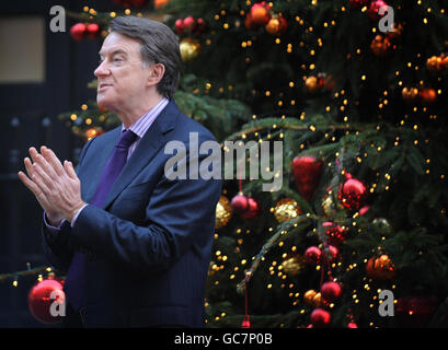 Wirtschaftsminister Lord Mandelson wirft einen Blick auf ein elektrisches MINI-E-Auto, das der Regierung zur Nutzung auf Ministerebene verliehen wird. Stockfoto