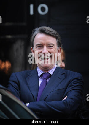 Wirtschaftsminister Lord Mandelson wirft einen Blick auf ein elektrisches MINI-E-Auto, das der Regierung zur Nutzung auf Ministerebene verliehen wird. Stockfoto