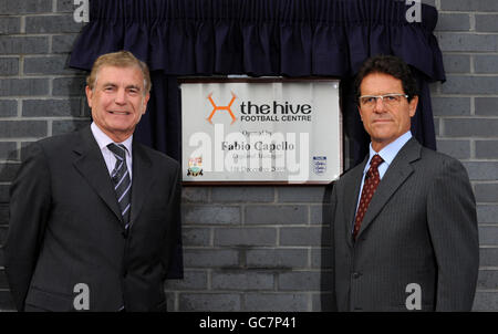 Fußball - Fabio Capello eröffnet Barnett Training Ground - die Hive Training Facilites. Der englische Manager Fabio Capello (rechts) und Sir Trevor Brooking während der Eröffnung der Hive Training-Anlage in Harrow. Stockfoto