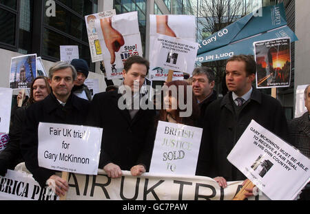 Die liberal-demokratischen Parteimitglieder Chris Huhne (vorne links) und Nick Clegg (Mitte) protestieren mit anderen Aktivisten für den Computerhacker Gary Mckinnon gegen die Entscheidung des Innenministers, seine Auslieferung an die USA außerhalb des Innenministeriums in London nicht zu stoppen. Stockfoto