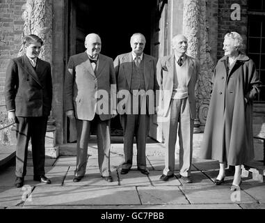 Sir Winston Churchill (zweiter links) an seinem 83. Geburtstag in seinem Haus in Chartwell, Kent. Ebenfalls abgebildet (l-r) Winston (Enkel von Sir Winston), Randolph Churchill (Sohn von Sir Winston), Field Marshall Viscount Montgomery und Lady Churchill. Stockfoto