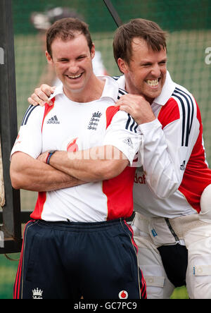 Der englische Kapitän Andrew Strauss und Graeme Swann während einer Netzsitzung im Centurion Park, Centurion, Südafrika. Stockfoto