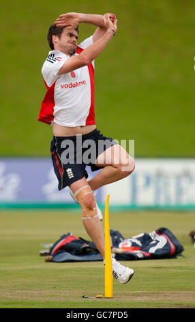 Cricket - England Nets Session - Centurion Park. James Anderson aus England während einer Internetsitzung im Centurion Park, Centurion, Südafrika. Stockfoto