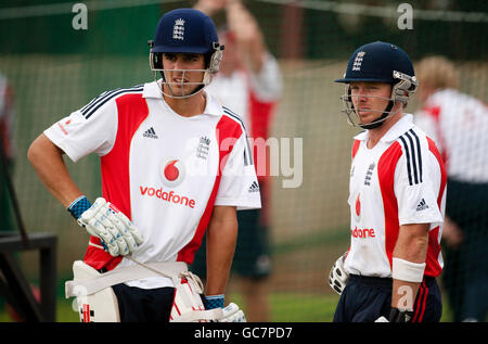 Der englische Alastair Cook und Ian Bell während einer Internetsitzung im Centurion Park, Centurion, Südafrika. Stockfoto