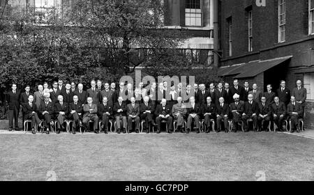 Delegierte des britischen Empire mit Winston Churchill (vordere Reihe in der Mitte) posieren für ein Foto im Garten der Downing Street 10. Stockfoto