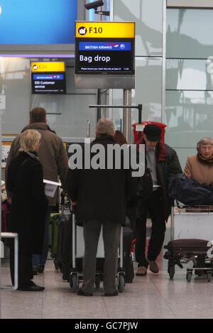 Mitarbeiter von British Airways arbeiten wie gewohnt im Terminal 5 des Flughafens Heathrow in Middlesex, nachdem bekannt gegeben wurde, dass British Airways rechtliche Schritte eingeleitet hat, um einen geplanten 12-tägigen Streik der Kabinencrew zu stoppen, der ab nächster Woche ein Reisechaos für eine Million Passagiere droht. Stockfoto