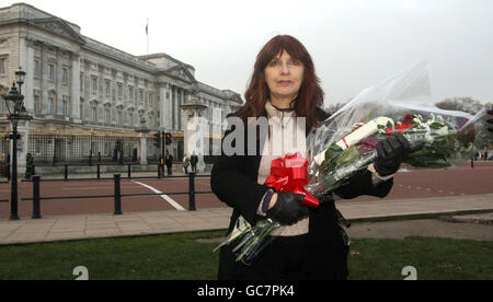 Die Mutter des Computerhackers Gary McKinnon Janis Sharp mit einem Brief und Blumen, die sie der Königin geben will. Stockfoto