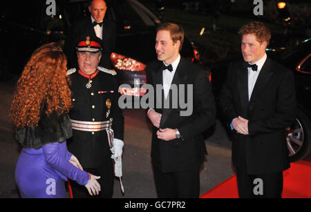 Die Prinzen William und Harry werden von News International Chief Executive Rebekah Brooks begrüßt, als sie in EINER Nacht der Helden ankommen. Die Sun Military Awards, im Imperial war Museum, London. Stockfoto