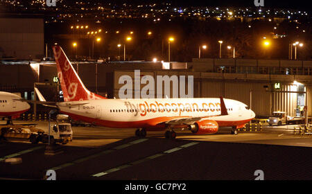 Ein Flyglobespan-Flugzeug am Flughafen Glasgow nach der Ankündigung, dass das Unternehmen in die Verwaltung gegangen ist. Stockfoto