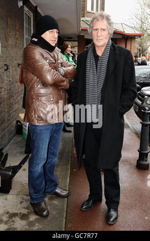 Mark Knopfler (links) und John Illsey von Dire Straits enthüllen eine Gedenktafel vor dem Farrer House in Deptford, South London. Die Plakette kennzeichnet einen Music Heritage Award der Performing Right Society. Stockfoto