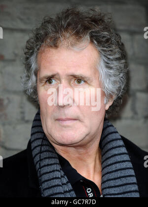 John Illsey von Dire Straits enthüllt eine Gedenktafel vor dem Farrer House in Deptford, South London. Die Plakette kennzeichnet einen Music Heritage Award der Performing Right Society. Stockfoto