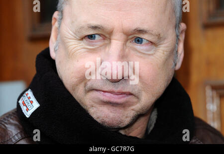 Mark Knopfler von Dire Straits enthüllt eine Plakette vor dem Farrer House in Deptford, South London. Die Plakette kennzeichnet einen Music Heritage Award der Performing Right Society. Stockfoto