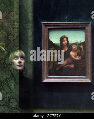 Clare McCormack, Mitarbeiterin der National Gallery of Scotland, betrachtet Leonardo Da Vincis einziges Gemälde in Schottland, Madonna of the Yarnwinder, das in der National Gallery of Scotland, Edinburgh, zu sehen ist. Stockfoto