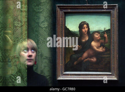 Clare McCormack, Mitarbeiterin der National Gallery of Scotland, betrachtet Leonardo Da Vincis einziges Gemälde in Schottland, Madonna of the Yarnwinder, das in der National Gallery of Scotland, Edinburgh, zu sehen ist. Stockfoto