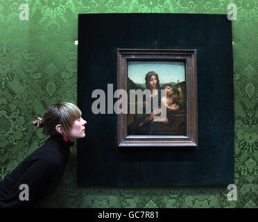 Clare McCormack, Mitarbeiterin der National Gallery of Scotland, betrachtet Leonardo Da Vincis einziges Gemälde in Schottland, Madonna of the Yarnwinder, das in der National Gallery of Scotland, Edinburgh, zu sehen ist. Stockfoto