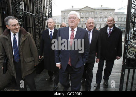 (Von links nach rechts) die Royal Black Institutions, Grand Registrar William Scott, Sovereign Grand Master Millar Farr, Grand Treasurer William Abernethy, Bildungsminister Batt O'Keefe, County Grand Master of Cavan William Roberts und County Grand Master of Monaghan Eric Mackerel verlassen Leinster House nach Diskussionen über den Rückzug der staatlichen Finanzierung an protestantische Schulen. Stockfoto