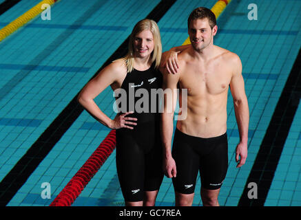 Rebecca Adlington (links) und Liam Tancock aus Großbritannien während einer Fotoansage im Manchester Aquatic Centre, Manchester. Stockfoto