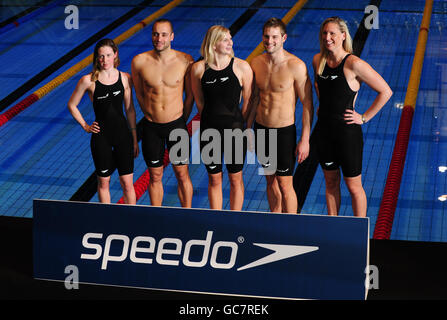 Die Briten Rebecca Adlington (Mitte) Liam Tancock (2. Rechts), Hannah Miley (links), James Goddard und Gemma Spofforth (rechts) posieren im neuen Speedo-Badeanzug während einer Fotoansage im Manchester Aquatic Centre, Manchester. Stockfoto