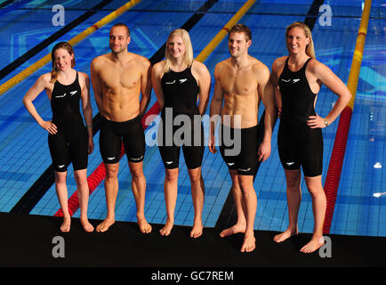 Die Briten Rebecca Adlington (Mitte) Liam Tancock (2. Rechts), Hannah Miley (links), James Goddard und Gemma Spofforth (rechts) posieren im neuen Speedo-Badeanzug während einer Fotoansage im Manchester Aquatic Centre, Manchester. Stockfoto