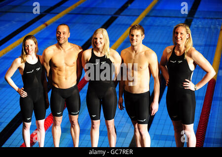 Die Briten Rebecca Adlington (Mitte), Liam Tancock (2. Rechts), Hannah Miley (links), James Goddard und Gemma Spofforth (rechts) posieren im neuen Speedo-Badeanzug während einer Fotoansage im Manchester Aquatic Center, Manchester. Stockfoto