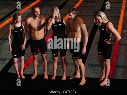 Die Briten Rebecca Adlington (Mitte) und Liam Tancock (2. Rechts) posieren im neuen Speedo-Badeanzug mit Hannah Miley (links), James Goddard und Jemma Spofforth (rechts) während einer Fotoansage im Manchester Aquatic Center, Manchester. Stockfoto