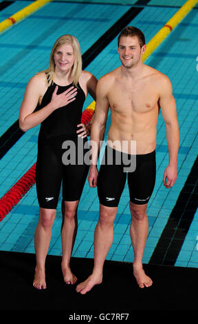 Schwimmen - Duell im Pool - Pressegespräch - Manchester Aquatic Centre. Rebecca Adlington (links) und Liam Tancock aus Großbritannien während einer Fotoansage im Manchester Aquatic Centre, Manchester. Stockfoto