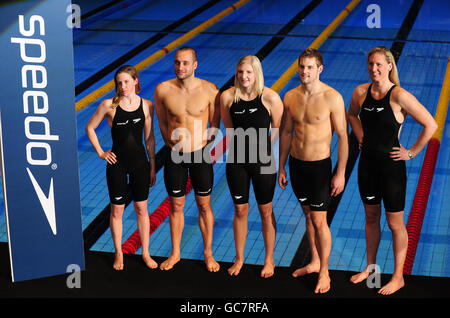 Die Briten Rebecca Adlington (Mitte) und Liam Tancock (2. Rechts) posieren im neuen Speedo-Badeanzug mit Hannah Miley (links), James Goddard und Jemma Spofforth (rechts) während einer Fotoansage im Manchester Aquatic Center, Manchester. Stockfoto