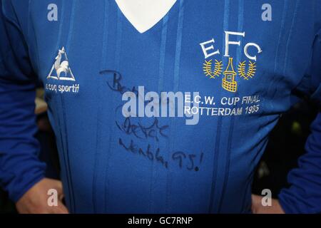 Ein Everton-Fan zeigt stolz sein von signiertes Retro-Shirt Der ehemalige Everton-Spieler und Manager Joe Royle im Everton FC clubshop