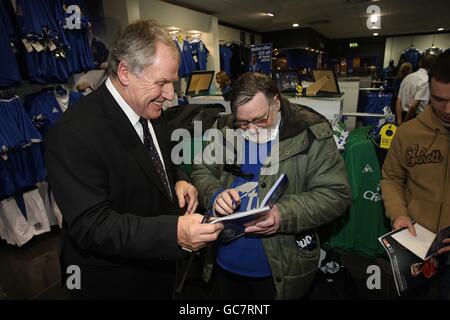Der ehemalige Everton-Spieler und Manager Joe Royle (links) gibt Autogramme Für Fans im Everton FC clubshop