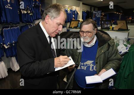 Fußball - UEFA Europa League - Gruppe I - Everton / FC BATE Borisov - Goodison Park. Der ehemalige Everton-Spieler und Manager Joe Royle (links) gibt Autogramme für Fans im Everton FC clubshop