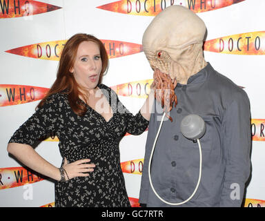 Catherine Tate und ein OOD kommen zur Vorführung des Weihnachts-Specials von Dr. Who - The End of Time im BBC Television Center in West-London. Stockfoto